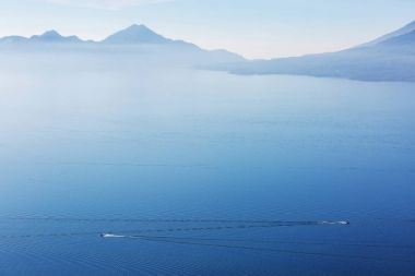 Güzel Atitlan Gölü ve Orta Amerika 'nın Guatemala dağlarında volkanlar