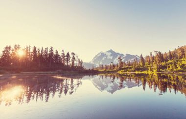 Washington, ABD 'de Shuksan Dağı yansımalı Scenic Picture Gölü