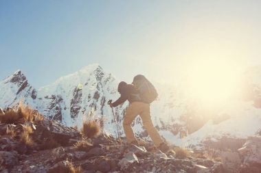 Cordillera dağlarında yürüyüş sahnesi, Peru