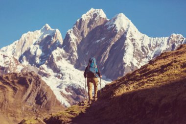 Cordillera dağlarında yürüyüş sahnesi, Peru