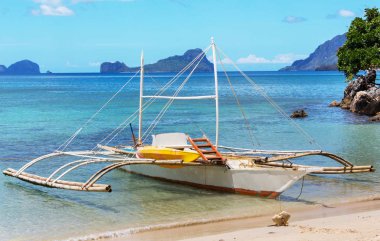 Filipinler 'in Palawan adasında geleneksel Filipinler teknesi