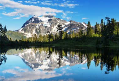 Washington, ABD 'de Shuksan Dağı yansımalı Scenic Picture Gölü