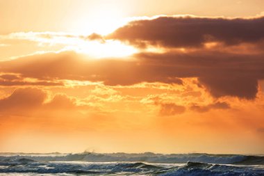 Deniz kıyısında manzara renkli gün batımı. Duvar kağıdı veya arkaplan resmi için iyi.