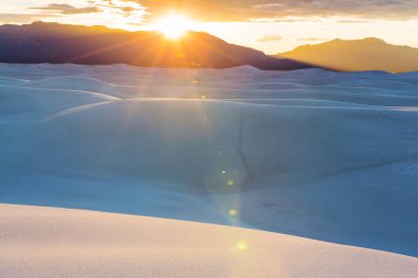 White Sands Ulusal Anıtı 'ndaki sıra dışı Beyaz Kum Tepeleri, New Mexico, ABD