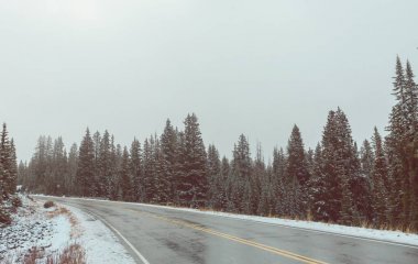 Şehirdeki kış yolu.
