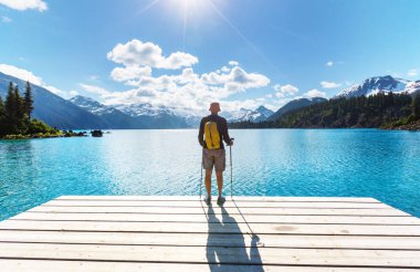 Whistler, BC, Kanada yakınlarındaki Garibaldi Gölü 'nün turkuaz sularına yürüyün. British Columbia 'da çok popüler bir yürüyüş merkezi..