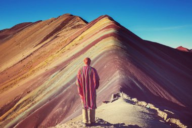 Vinicunca, Cusco Bölgesi, Peru 'da yürüyüş sahnesi. Montana de Siete Renkleri, Gökkuşağı Dağı.