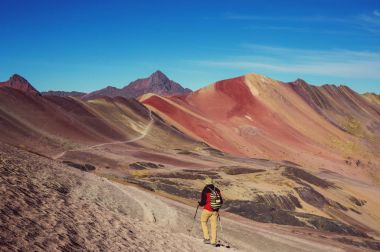 Vinicunca, Cusco Bölgesi, Peru 'da yürüyüş sahnesi. Montana de Siete Renkleri, Gökkuşağı Dağı.