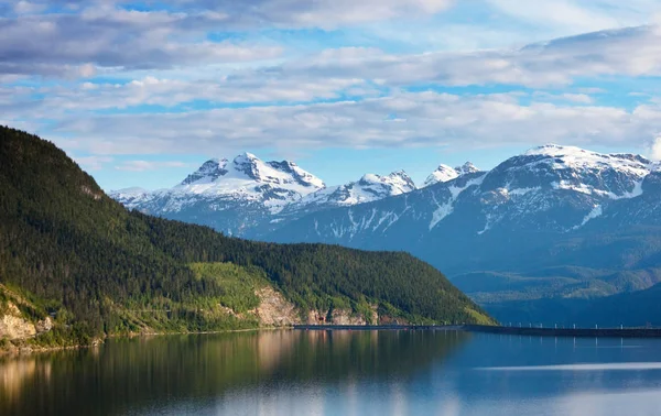 Escena Serena Junto Lago Montaña Canadá Con Reflejo Las Rocas — Foto de Stock