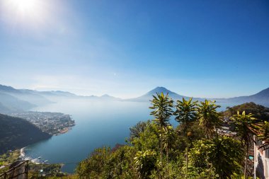 Güzel Atitlan Gölü ve Orta Amerika 'nın Guatemala dağlarında volkanlar