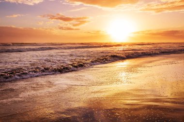 Deniz kıyısında manzara renkli gün batımı. Duvar kağıdı veya arkaplan resmi için iyi.