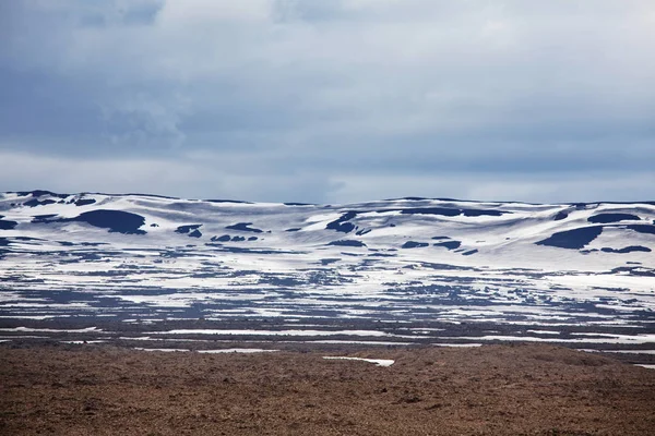 Hermoso Paisaje Islandés Montañas Volcánicas Verdes Clima Nublado —  Fotos de Stock