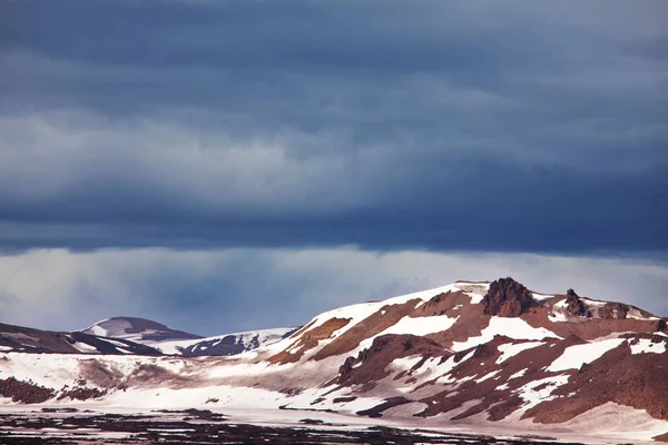 Hermoso Paisaje Islandés Montañas Volcánicas Verdes Clima Nublado — Foto de Stock