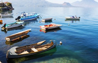 Güzel Atitlan Gölü ve Orta Amerika 'nın Guatemala dağlarında volkanlar