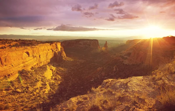 Colorado Ulusal Anıt Parkı 'ndaki dağların gündoğumunda manzarası, ABD, Colorado