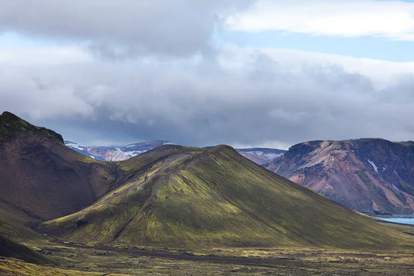 Όμορφο Ισλανδικό Τοπίο Πράσινο Ηφαιστειακά Βουνά Συννεφιασμένο Καιρό — Φωτογραφία Αρχείου