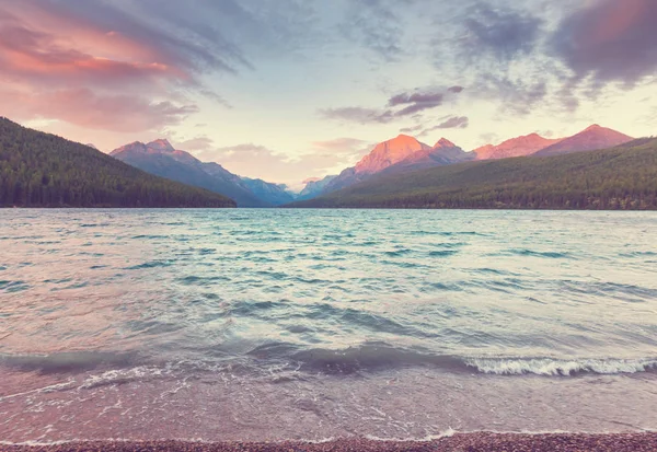 美丽的鲍曼湖 映衬着美国蒙大拿州冰川国家公园壮观的群山 Instagram过滤器 — 图库照片