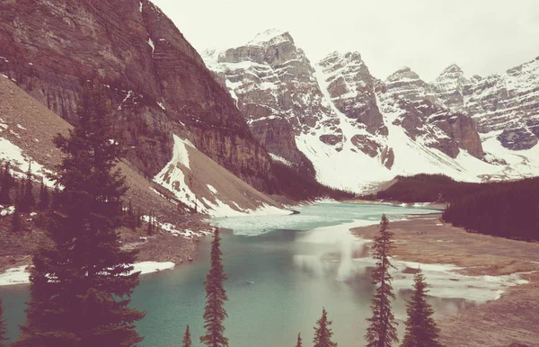 位于加拿大班夫国家公园的美丽的莫兰湖水 上面覆盖着白雪覆盖的山峰 — 图库照片