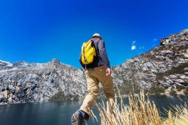 Cordillera dağlarında yürüyüş sahnesi, Peru