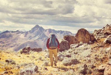 Cordillera dağlarında yürüyüş sahnesi, Peru