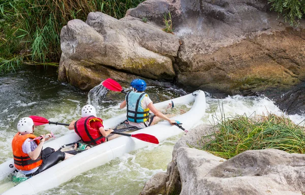 独木舟在山区河流休闲活动中的作用 — 图库照片