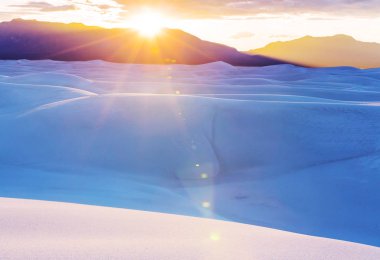 White Sands Ulusal Anıtı 'ndaki sıra dışı Beyaz Kum Tepeleri, New Mexico, ABD