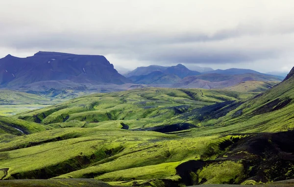 Ett Vackert Isländskt Landskap Gröna Vulkaniska Berg Molnigt Väder — Stockfoto