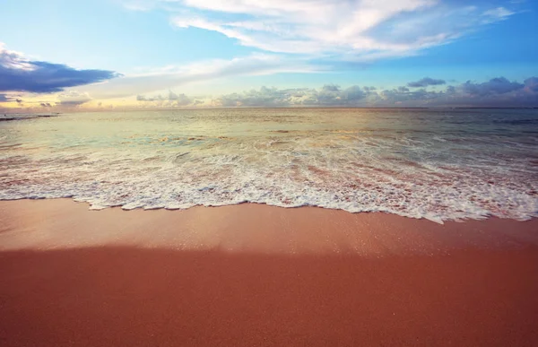 海の海岸での景色のカラフルな夕日 壁紙や背景画像のために良い — ストック写真