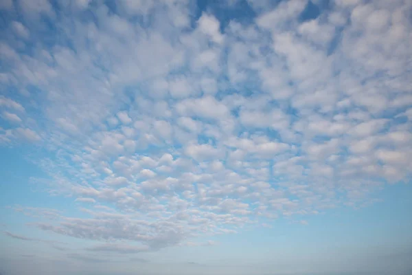 Mavi Gökyüzü Beyaz Bulutlar — Stok fotoğraf