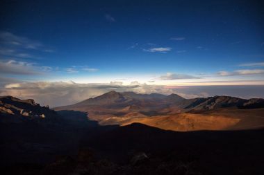 Haleakala yanardağında güzel bir gün doğumu sahnesi, Maui adası, Hawaii
