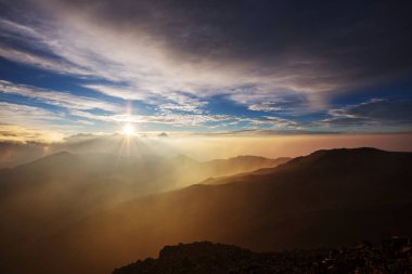Haleakala yanardağında güzel bir gün doğumu sahnesi, Maui adası, Hawaii