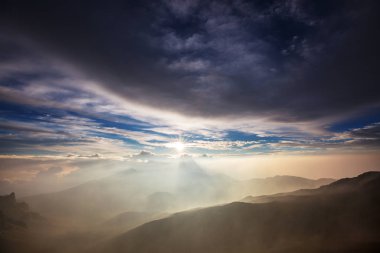 Haleakala yanardağında güzel bir gün doğumu sahnesi, Maui adası, Hawaii