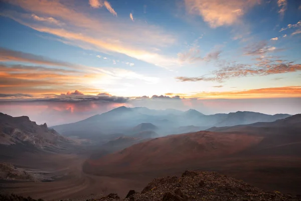 ハワイ島マウイ島ハレアカラ火山の美しい日の出シーン — ストック写真