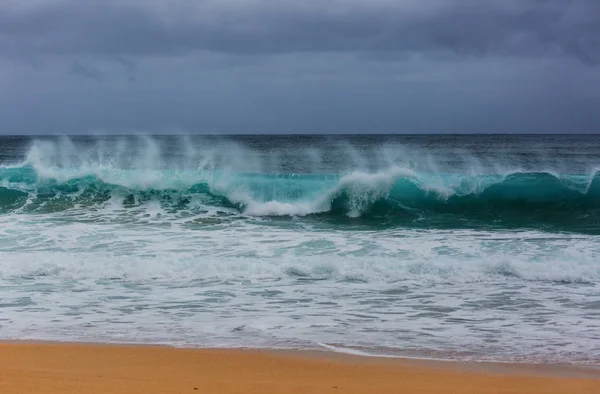 海滩上的蓝色波浪 模糊的背景和太阳黑子 和平的自然背景 — 图库照片