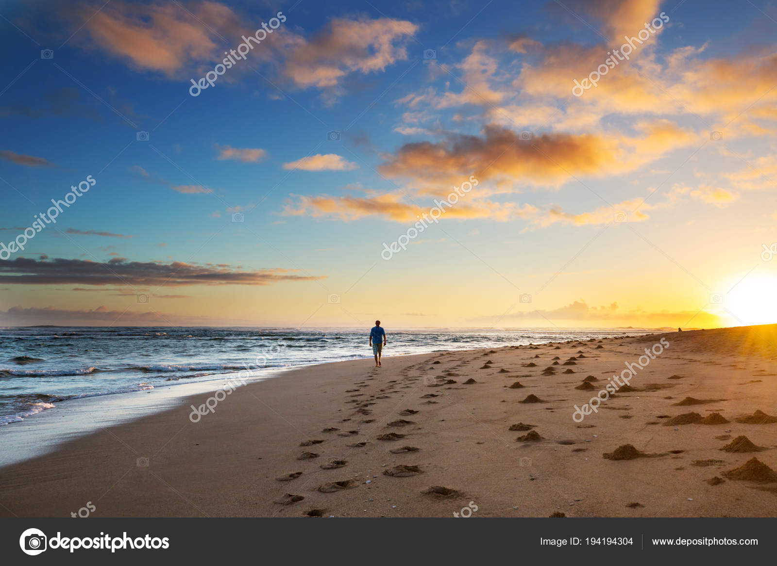 Mann Erstaunlichen Hawaiianischen Strand Bei Fantastischem Sonnenuntergang Stockfotografie Lizenzfreie Fotos C Kamchatka 194194304 Depositphotos