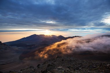 Haleakala yanardağında güzel bir gün doğumu sahnesi, Maui adası, Hawaii