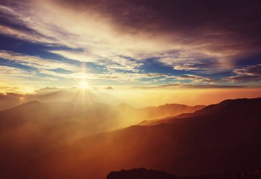 Haleakala yanardağında güzel bir gün doğumu sahnesi, Maui adası, Hawaii