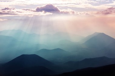 Haleakala yanardağında güzel bir gün doğumu sahnesi, Maui adası, Hawaii