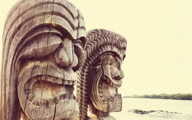 Hawaiian Tiki ahşap anıtlar 