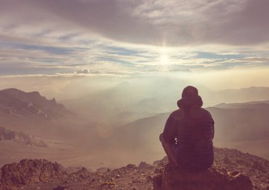Haleakala yanardağında güzel bir gün doğumu sahnesi, Maui adası, Hawaii