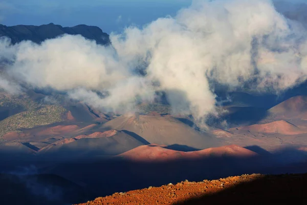 ฉากพระอาท สวยงามบนภ เขาไฟเฮลลาเกล เกาะม ฮาวาย — ภาพถ่ายสต็อก