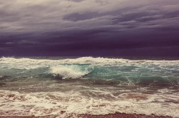 Une Vague Bleue Sur Plage Fond Flou Taches Lumière Soleil — Photo