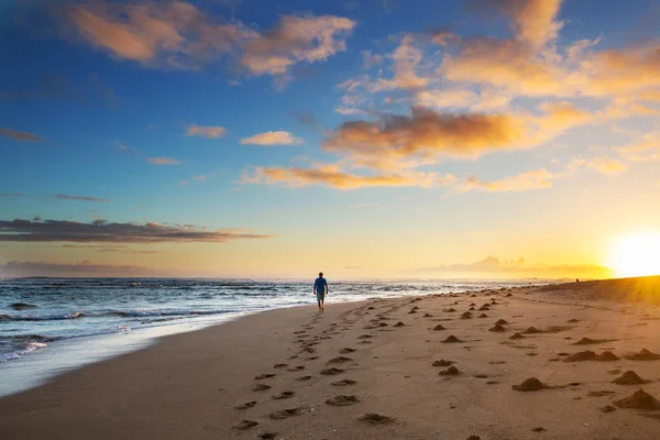 Pria Pantai Hawaiian Amazing Saat Matahari Terbenam Fantastis — Stok Foto