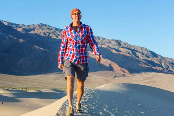 Escursionista Nel Deserto Sabbia Ora Dell Alba — Foto Stock