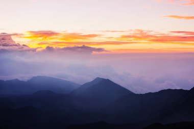 Haleakala yanardağında güzel bir gün doğumu sahnesi, Maui adası, Hawaii