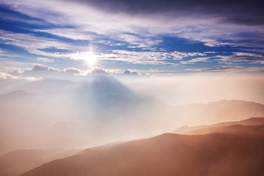 Haleakala yanardağında güzel bir gün doğumu sahnesi, Maui adası, Hawaii