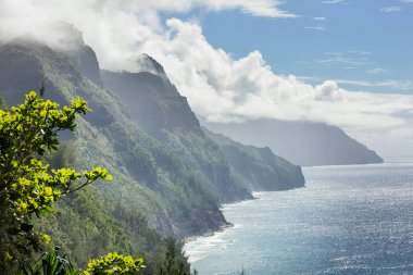 Hawaii, ABD 'deki Kauai Adası' ndaki Tünel Plajı 'nda güzel bir manzara.