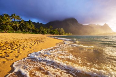 Hawaii, ABD 'deki Kauai Adası' ndaki Tünel Plajı 'nda güzel bir manzara.