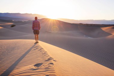 adam zammı Kum Çölü ' 
