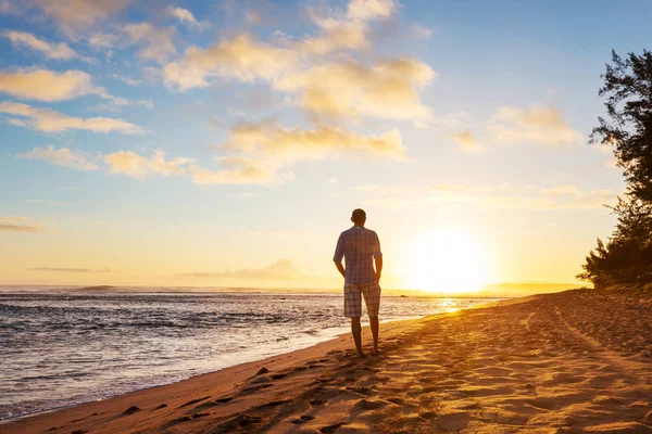 Человек Удивительном Гавайском Пляже — стоковое фото